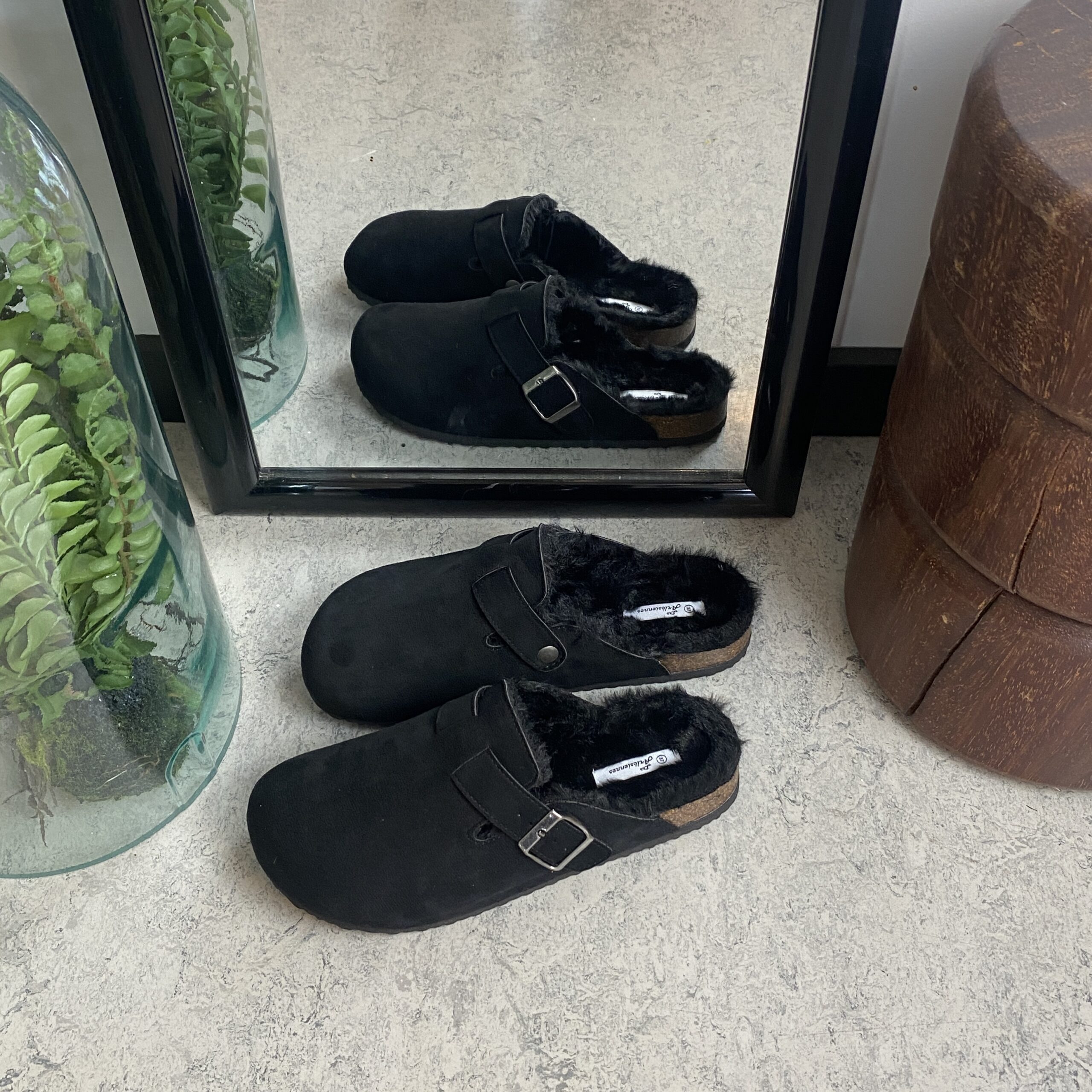 Svarta Slip on tofflor