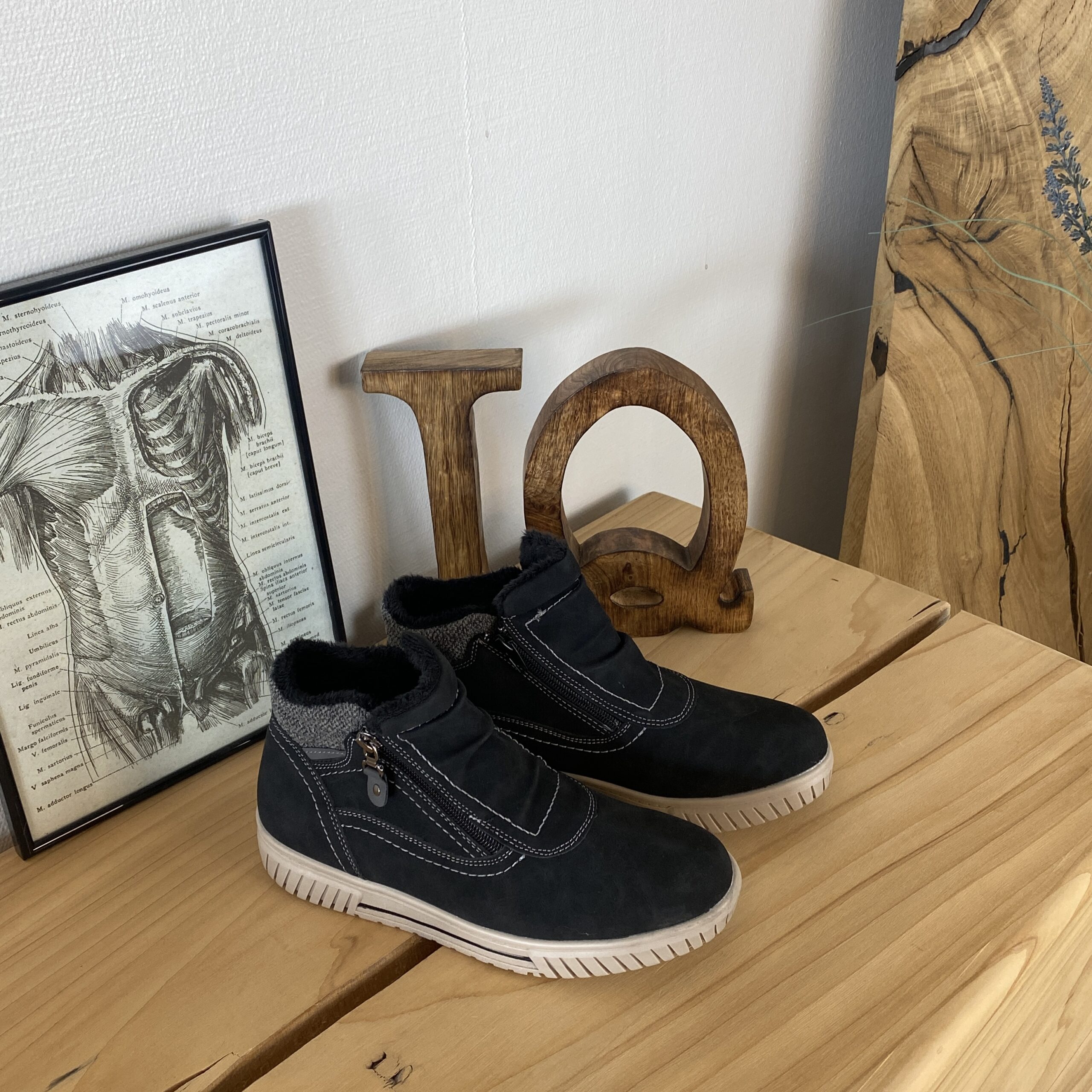 Kort fodrad vinterstövel i svart med dubbel dragkedja