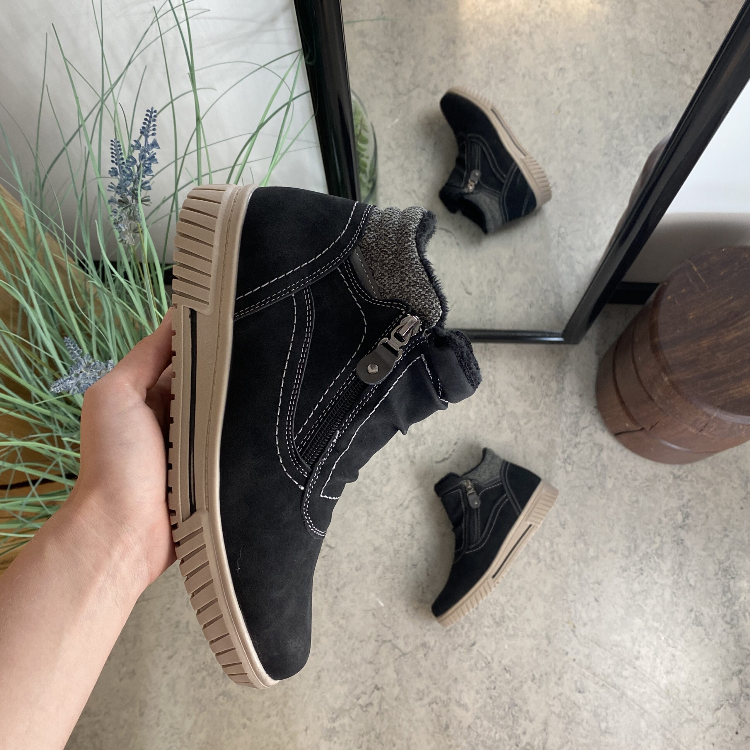 Kort fodrad vinterstövel i svart med dubbel dragkedja