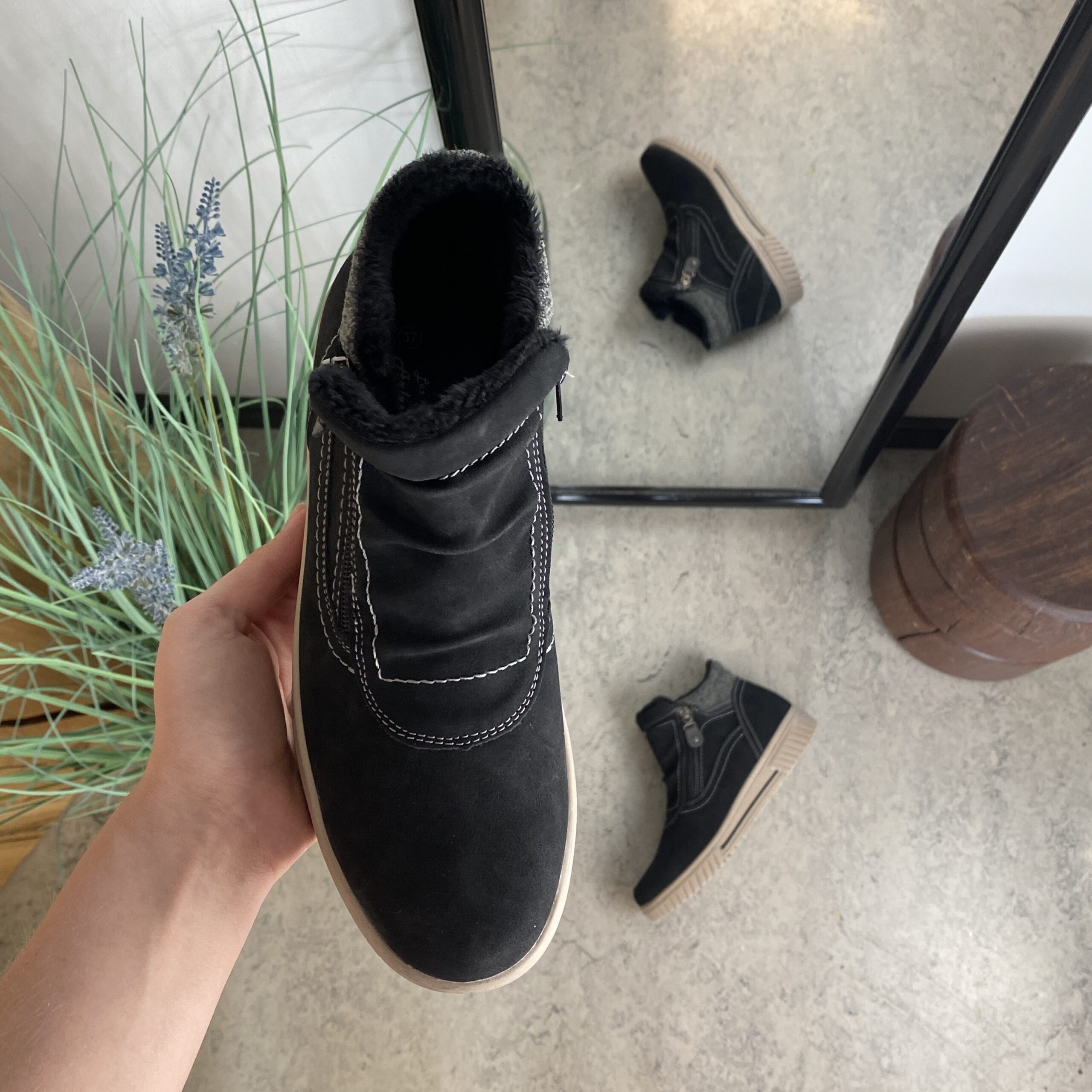 Kort fodrad vinterstövel i svart med dubbel dragkedja