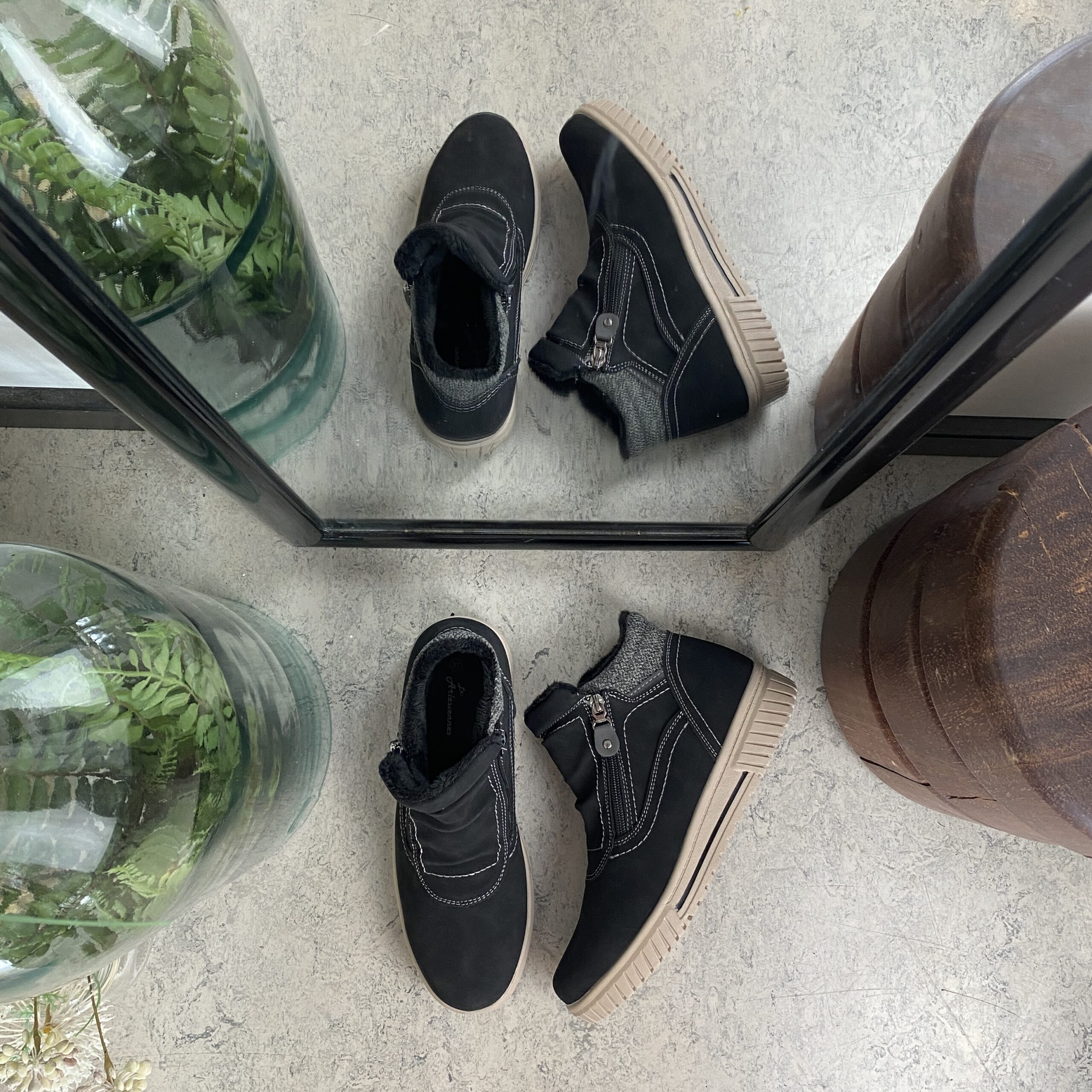 Kort fodrad vinterstövel i svart med dubbel dragkedja