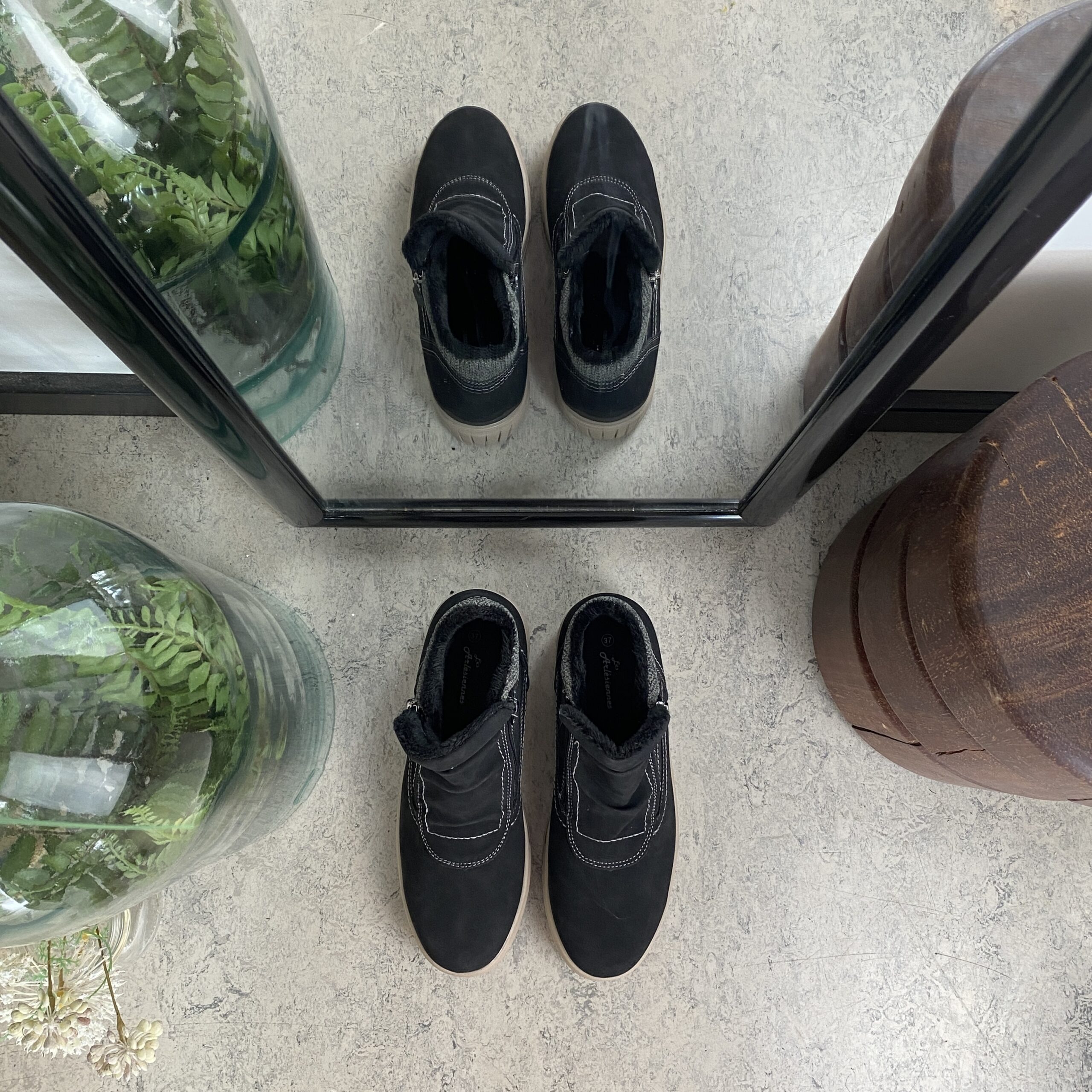 Kort fodrad vinterstövel i svart med dubbel dragkedja