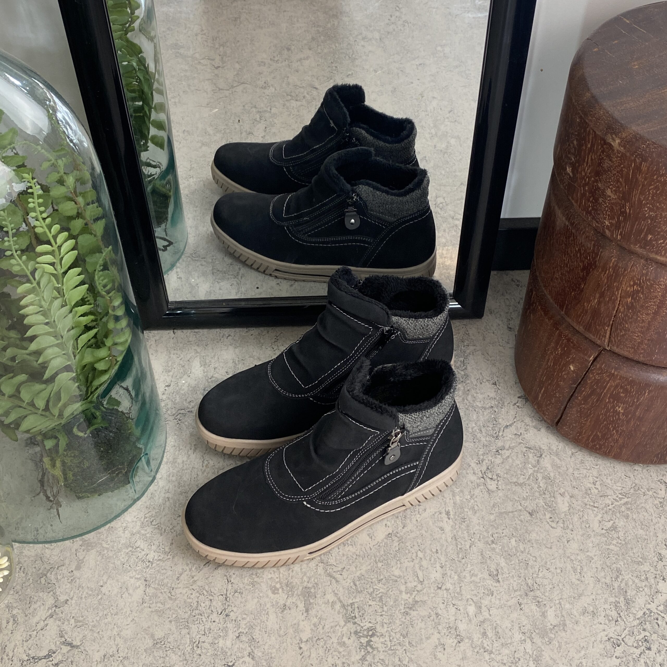 Kort fodrad vinterstövel i svart med dubbel dragkedja