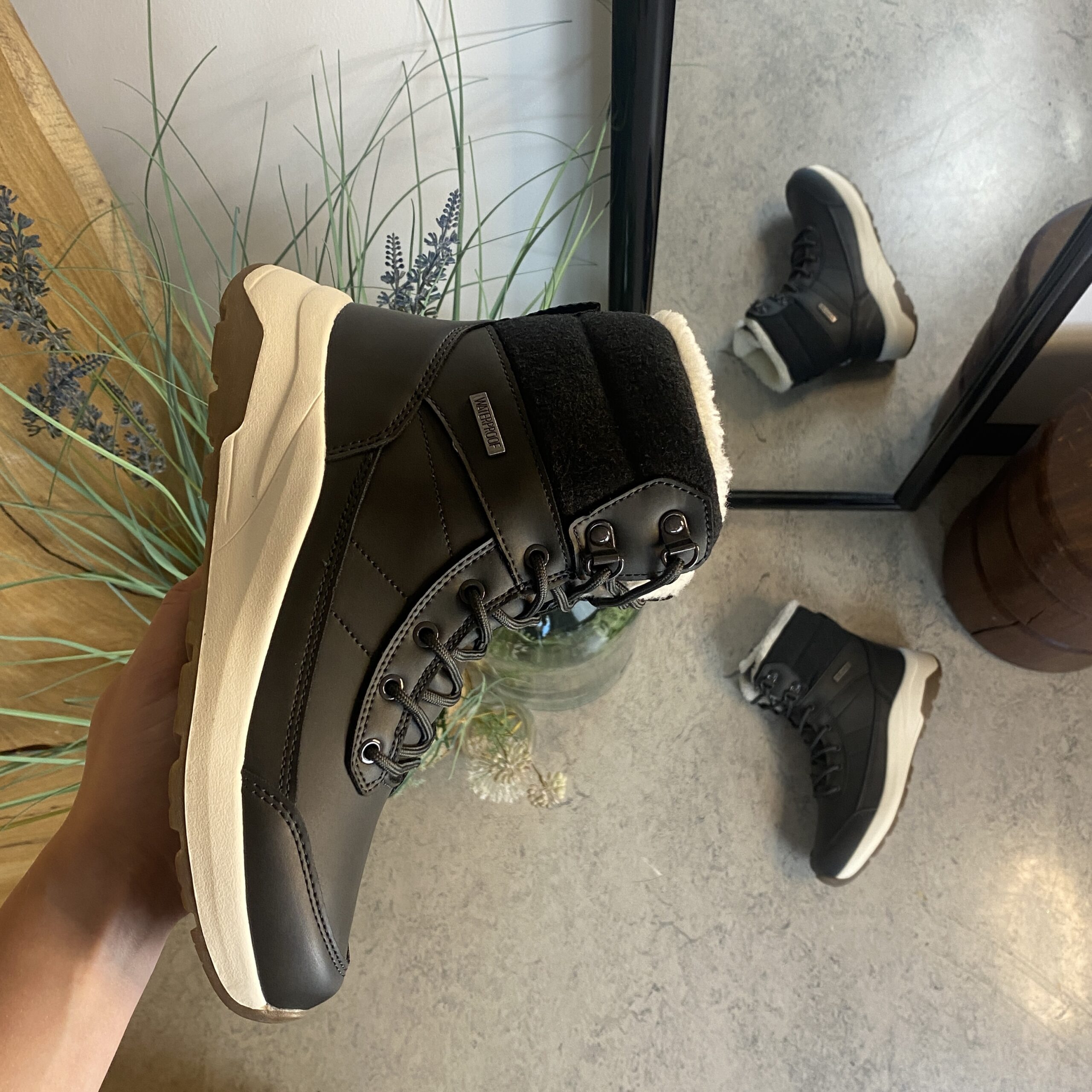 Vattentät, svart vinterstövel med fleecefoder