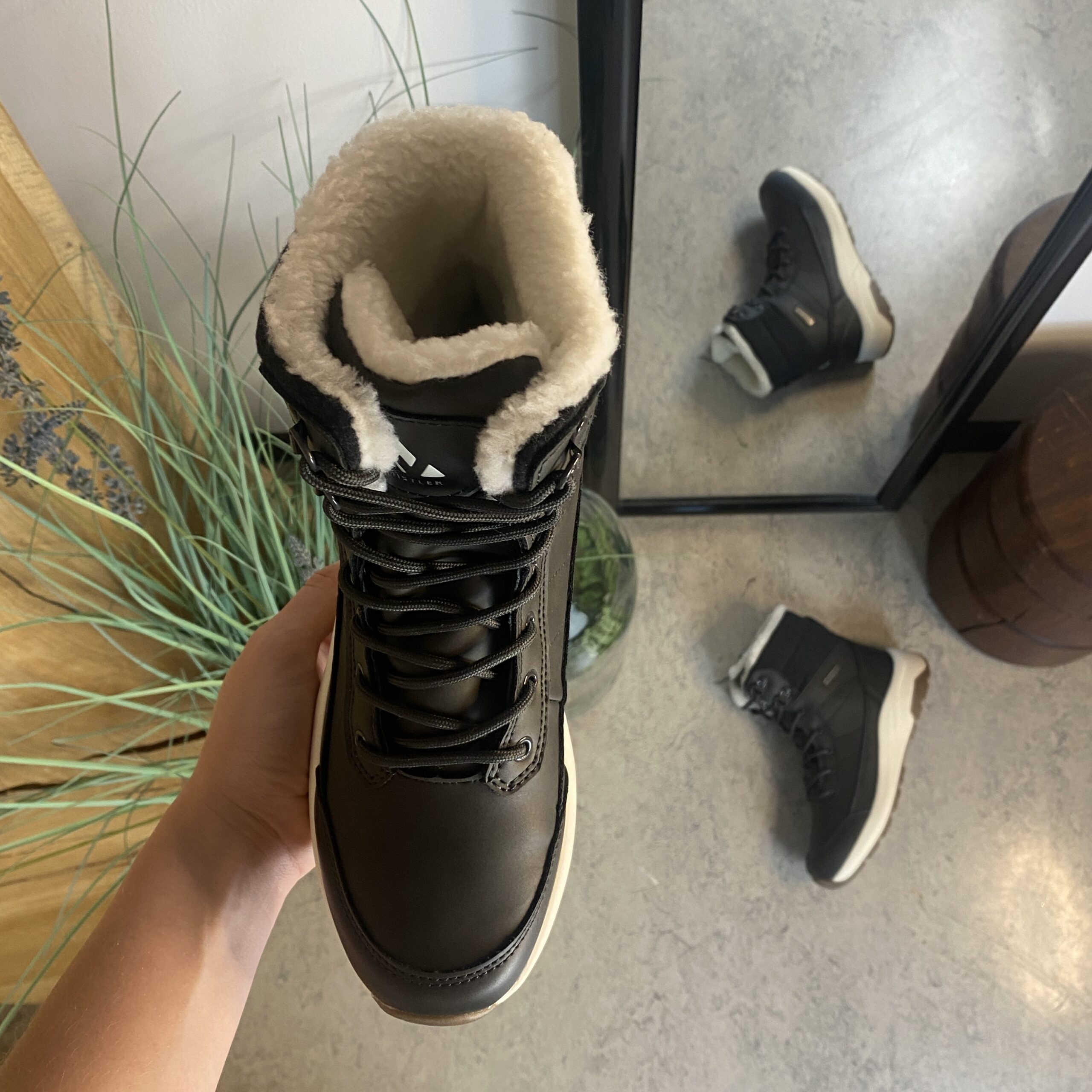 Vattentät, svart vinterstövel med fleecefoder