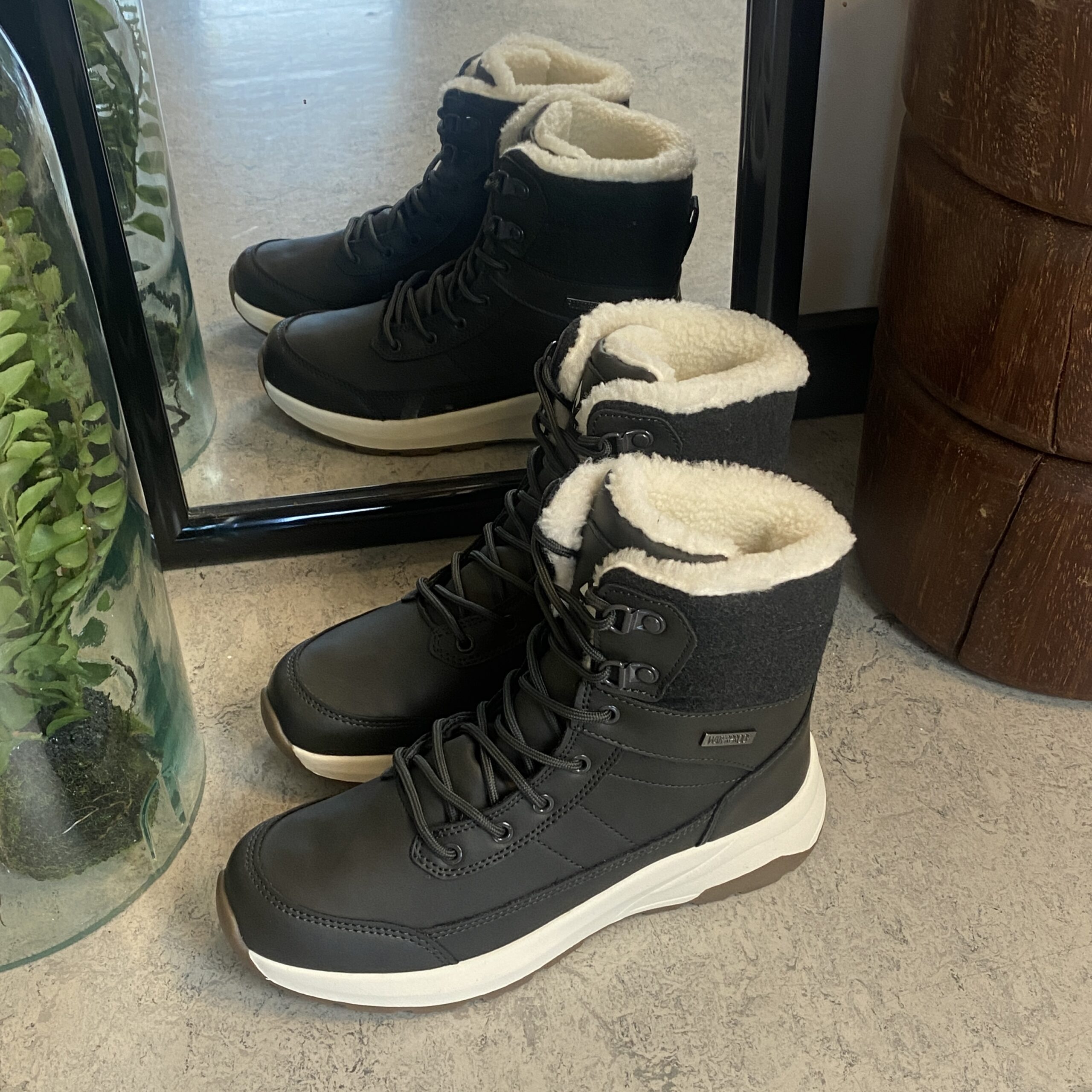 Vattentät, svart vinterstövel med fleecefoder
