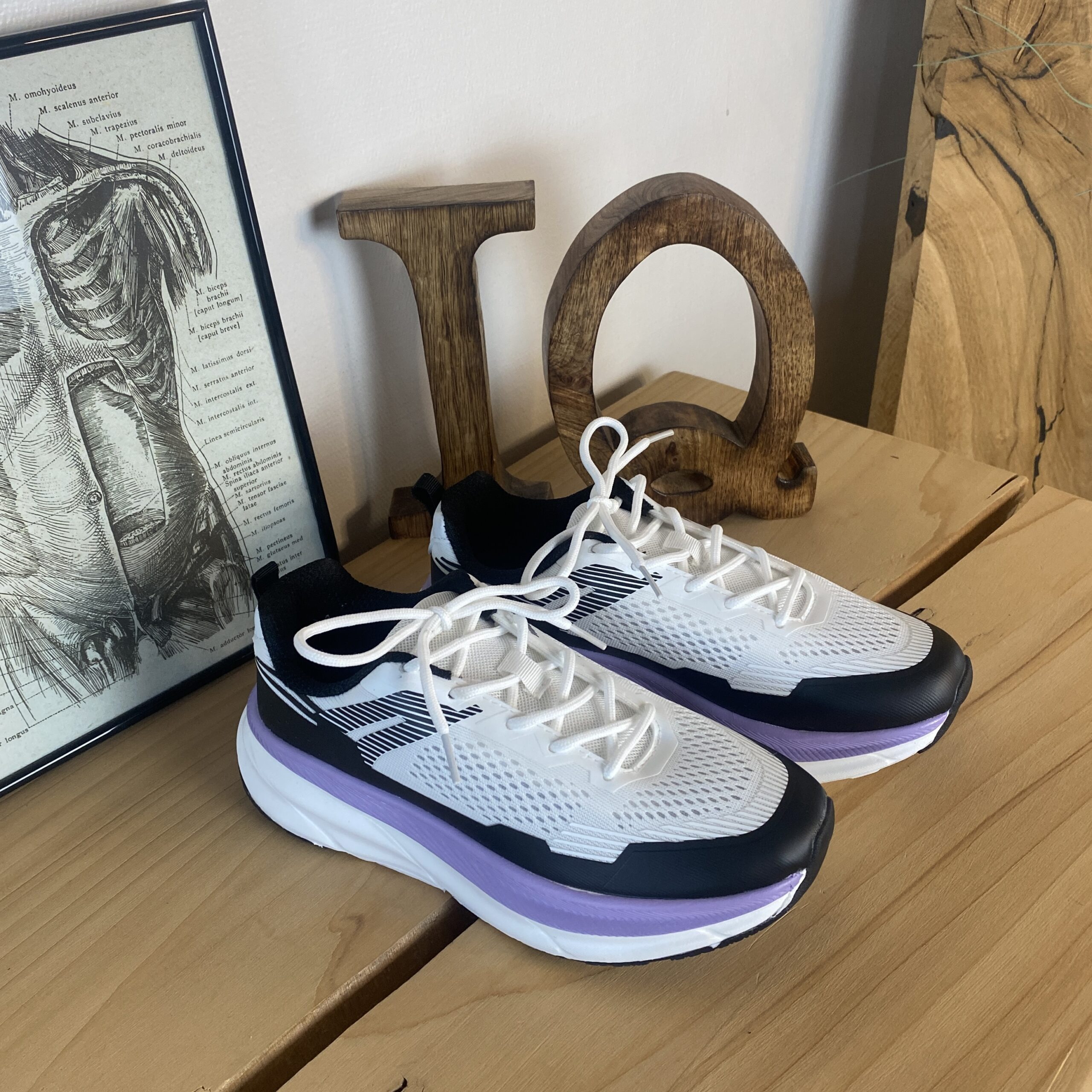 Vita, stötdämpande skor i andningsbart mesh.