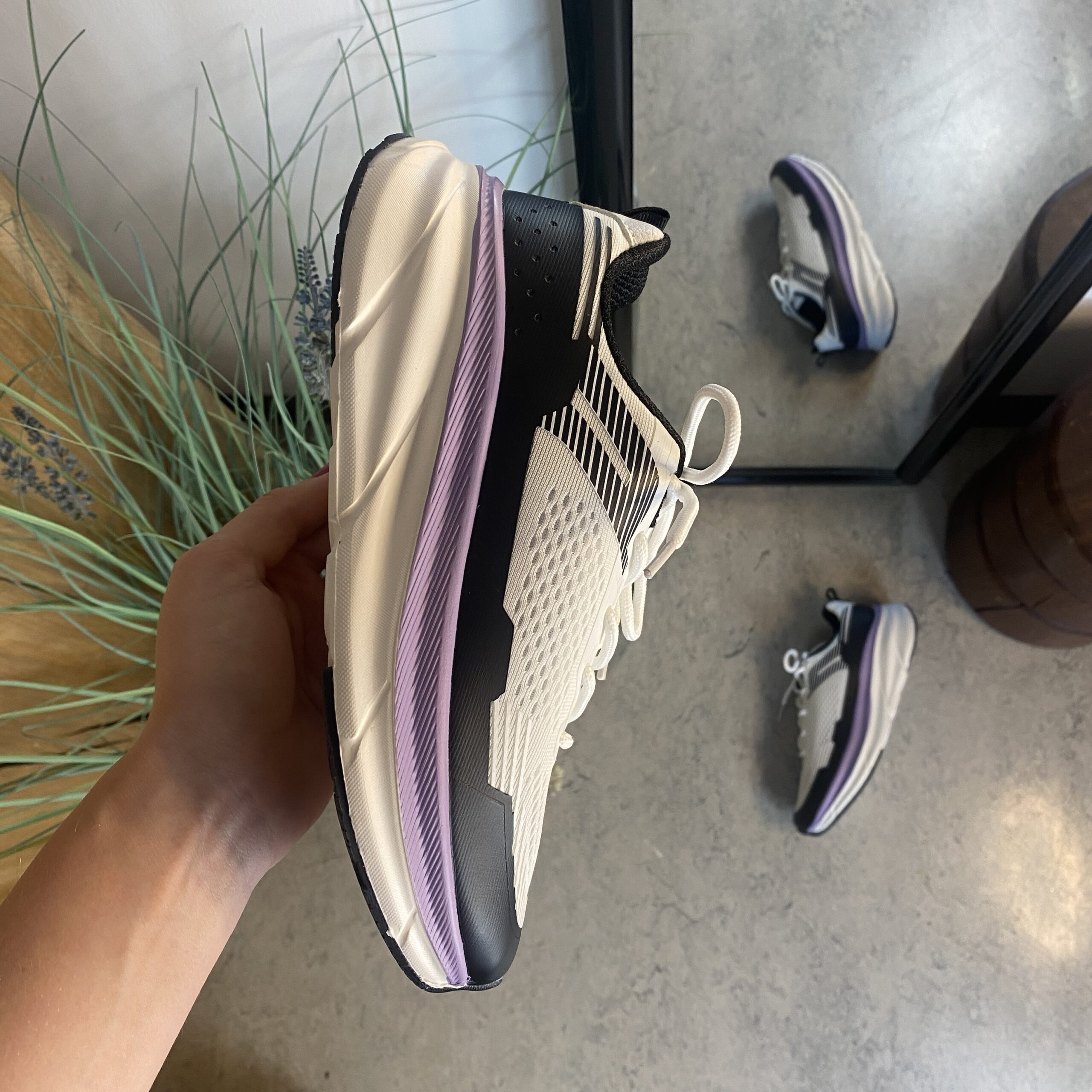 Vita, stötdämpande skor i andningsbart mesh.