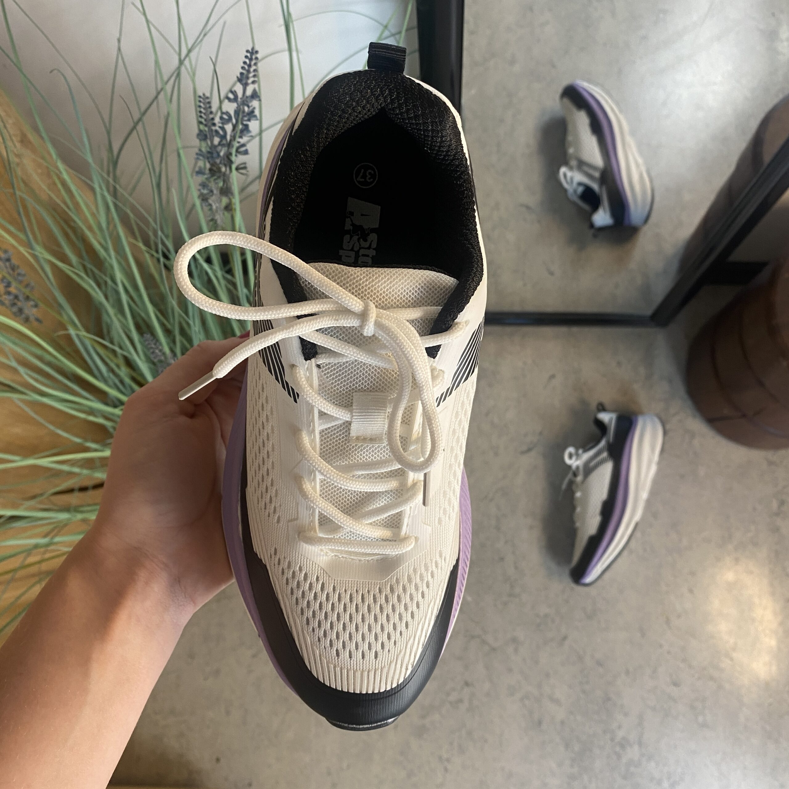 Vita, stötdämpande skor i andningsbart mesh.