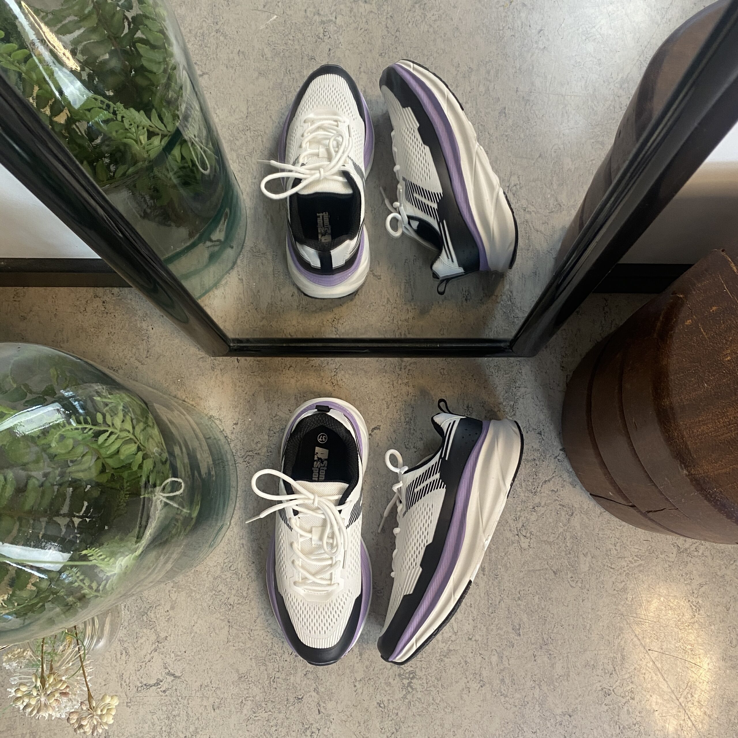 Vita, stötdämpande skor i andningsbart mesh.