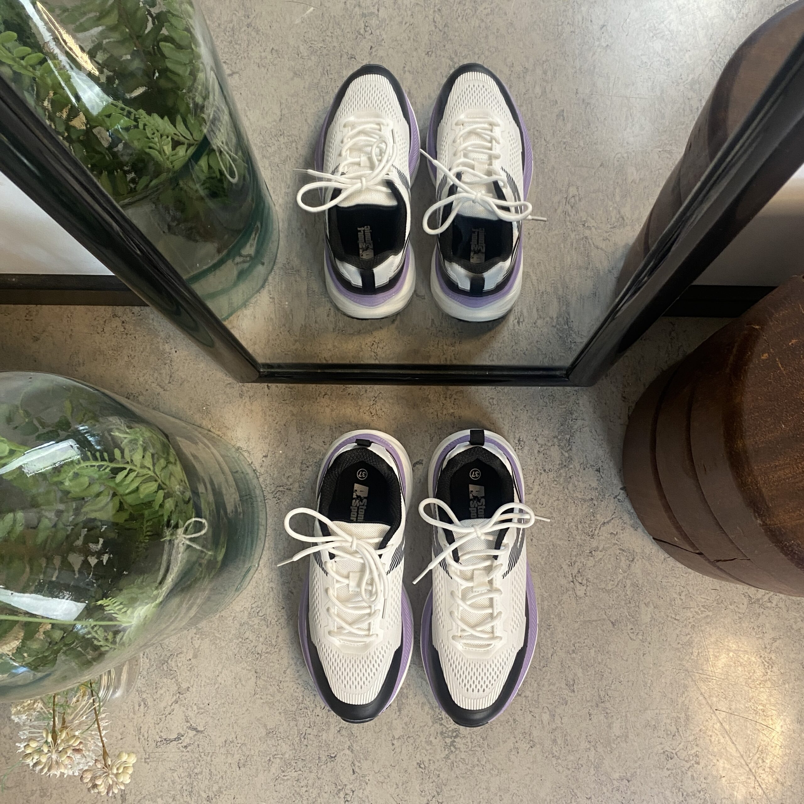 Vita, stötdämpande skor i andningsbart mesh.