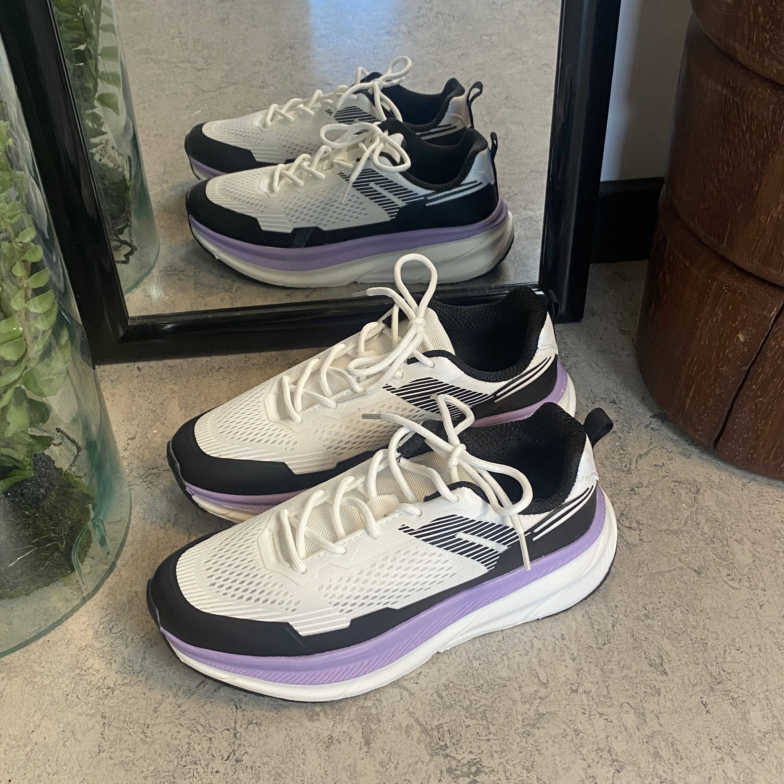 Vita, stötdämpande skor i andningsbart mesh.