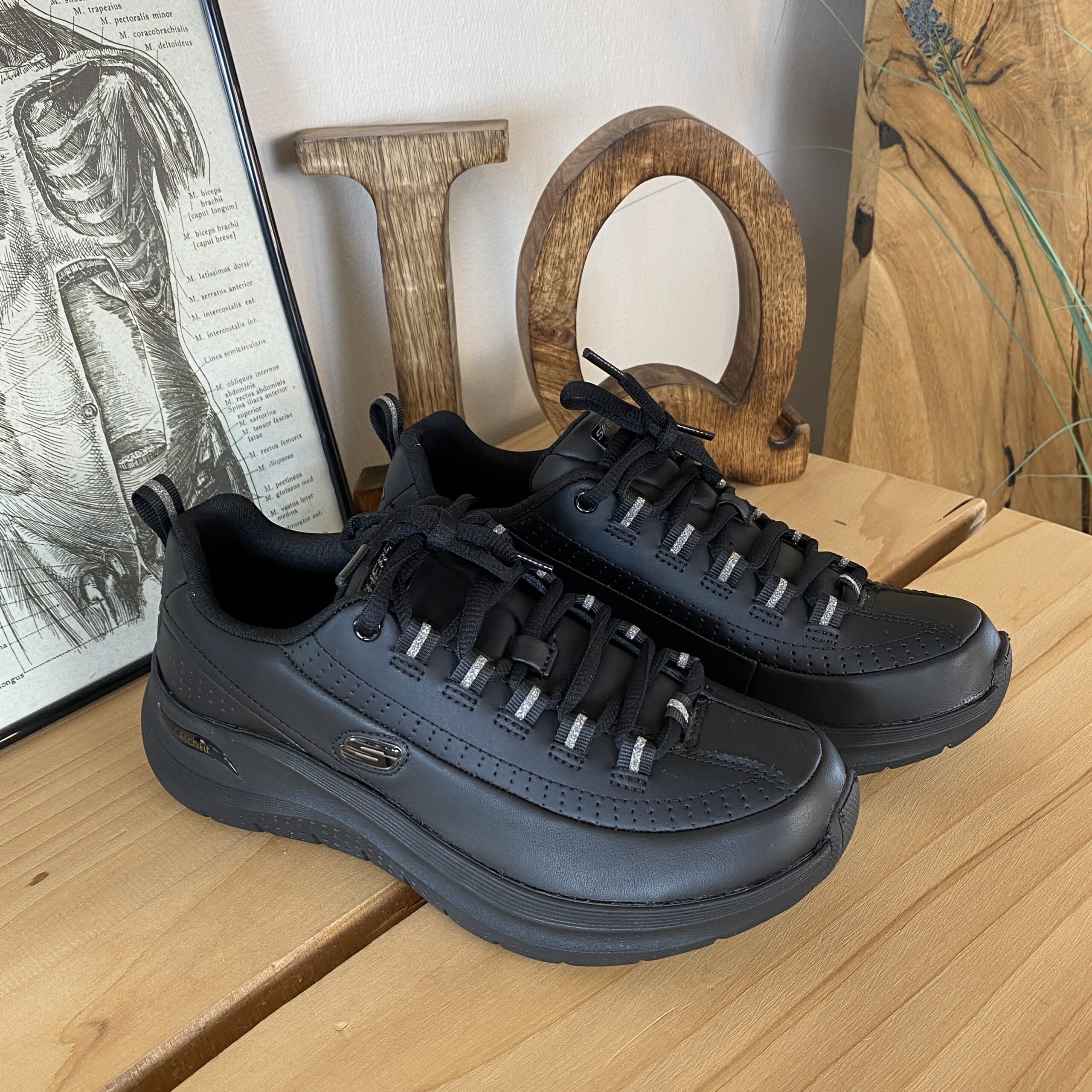 Svart Skechers med slät läderyta