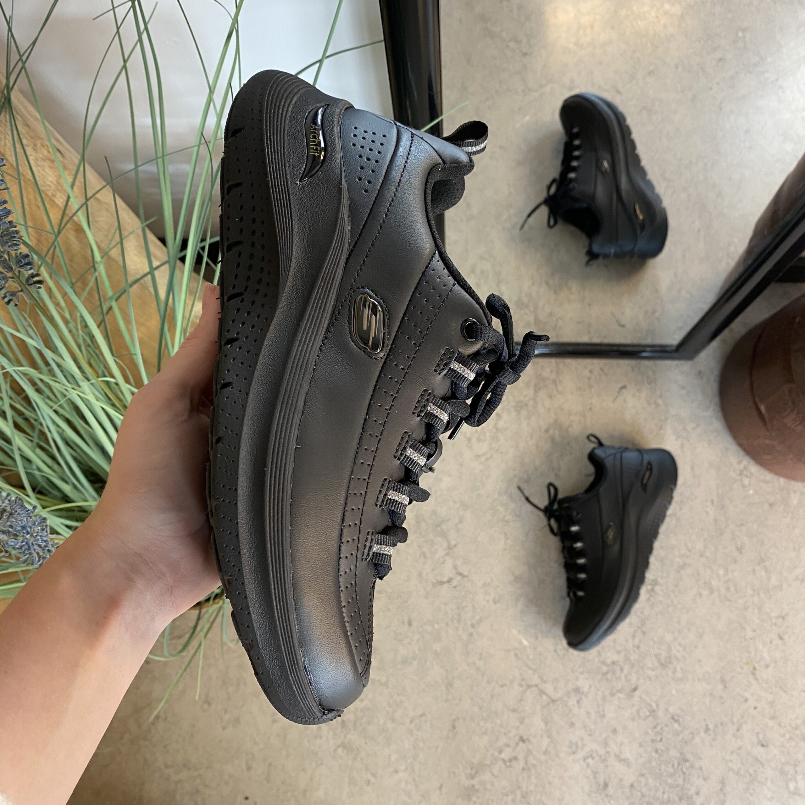 Svart Skechers med slät läderyta