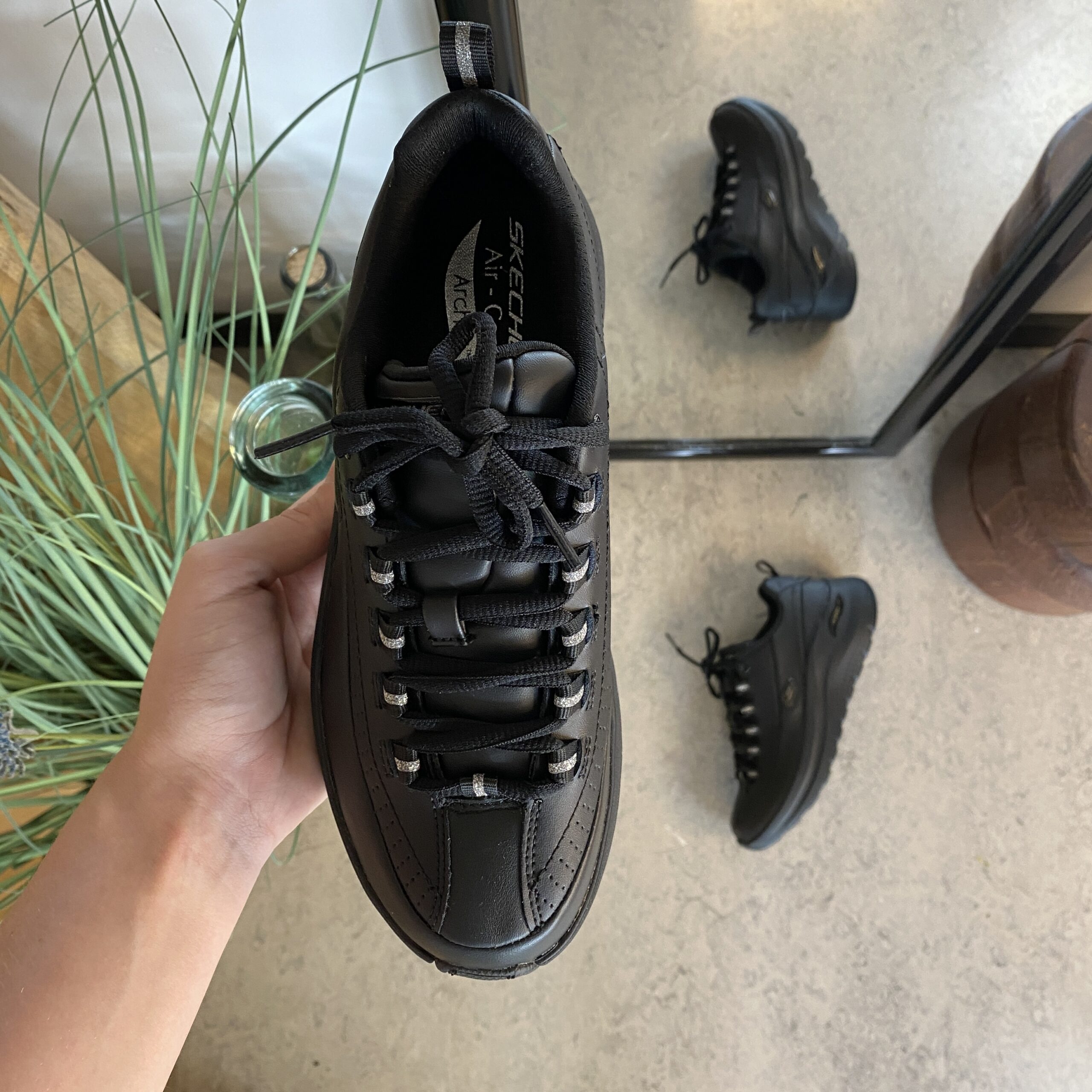 Svart Skechers med slät läderyta