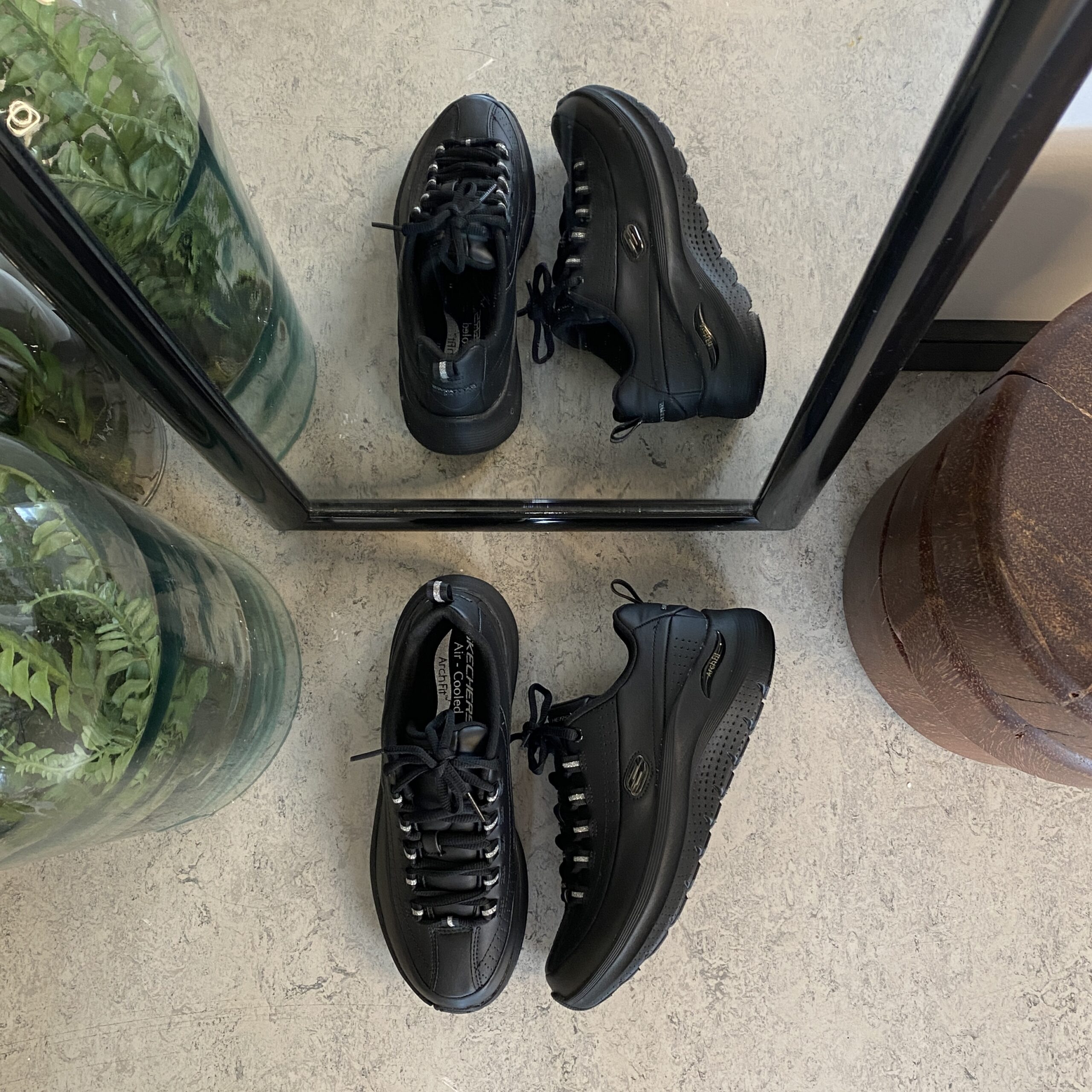 Svart Skechers med slät läderyta