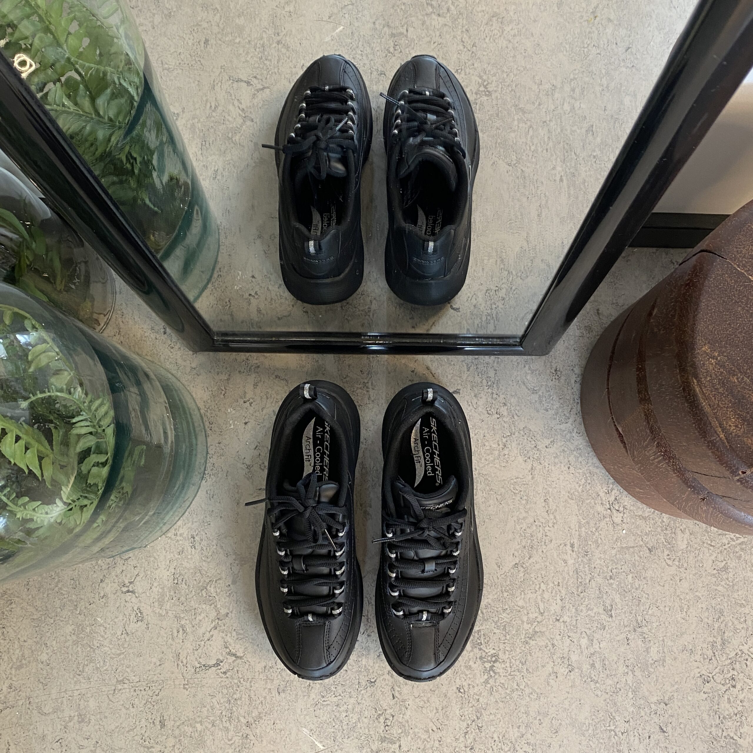 Svart Skechers med slät läderyta