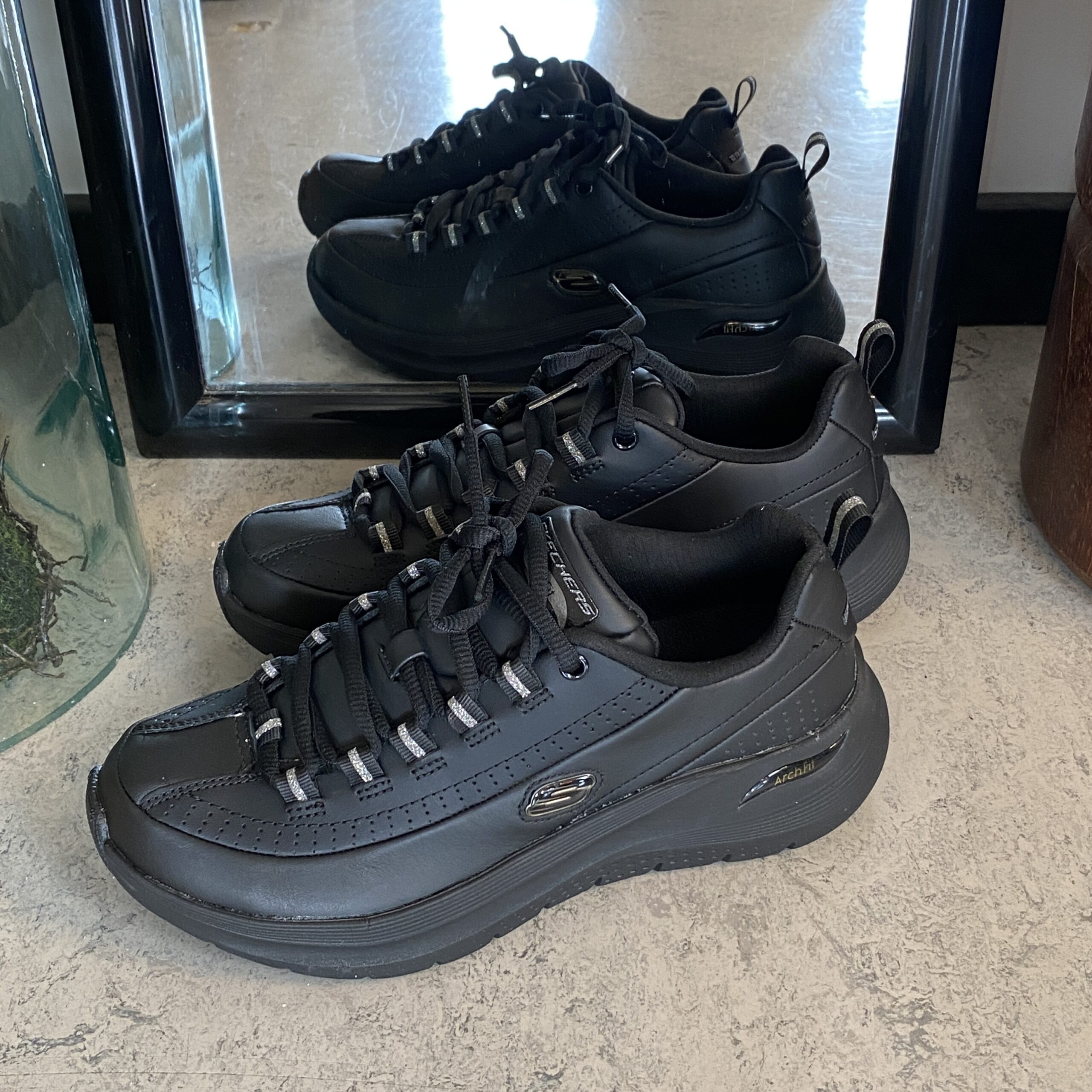 Svart Skechers med slät läderyta