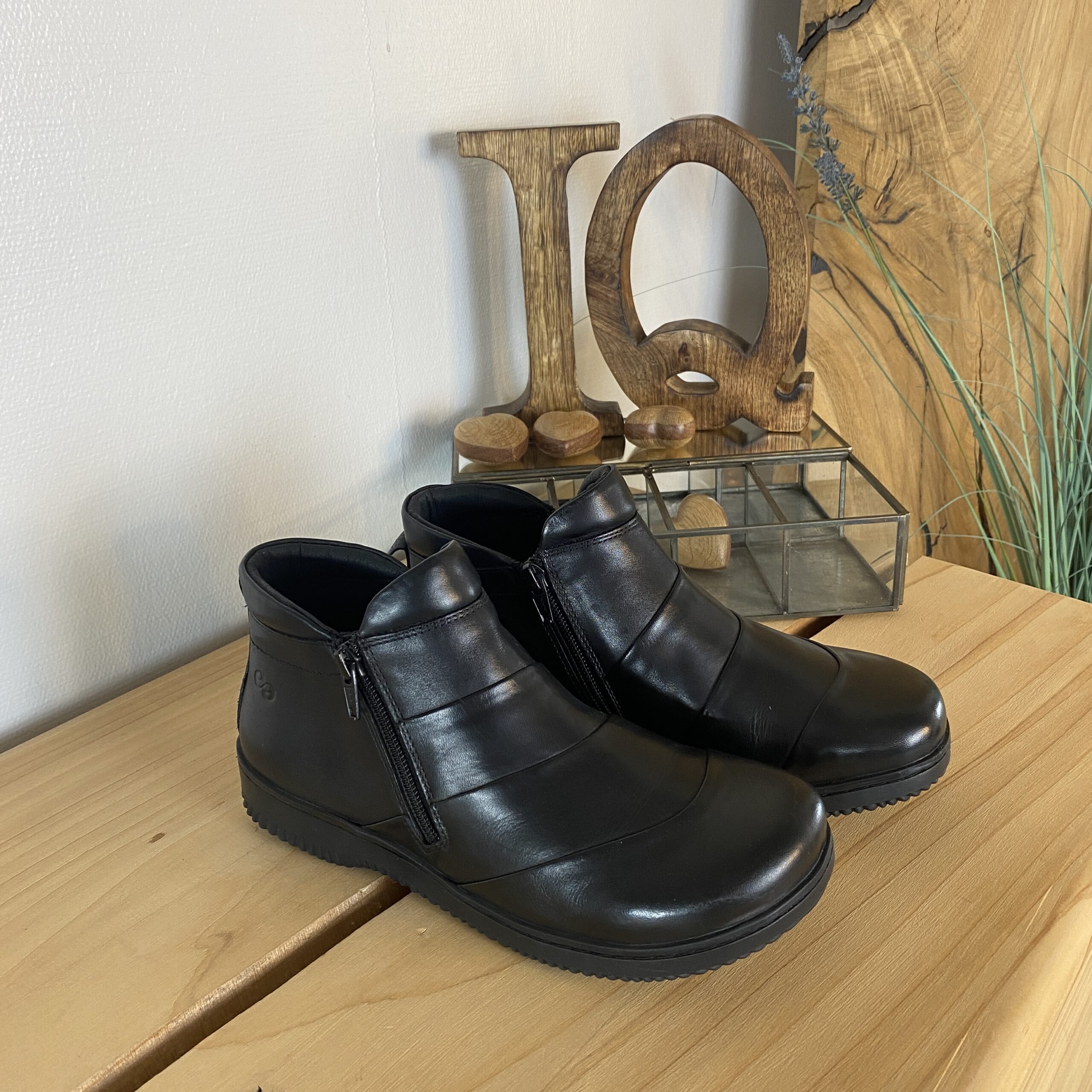 Kort stövel i svart läder från Green Comfort