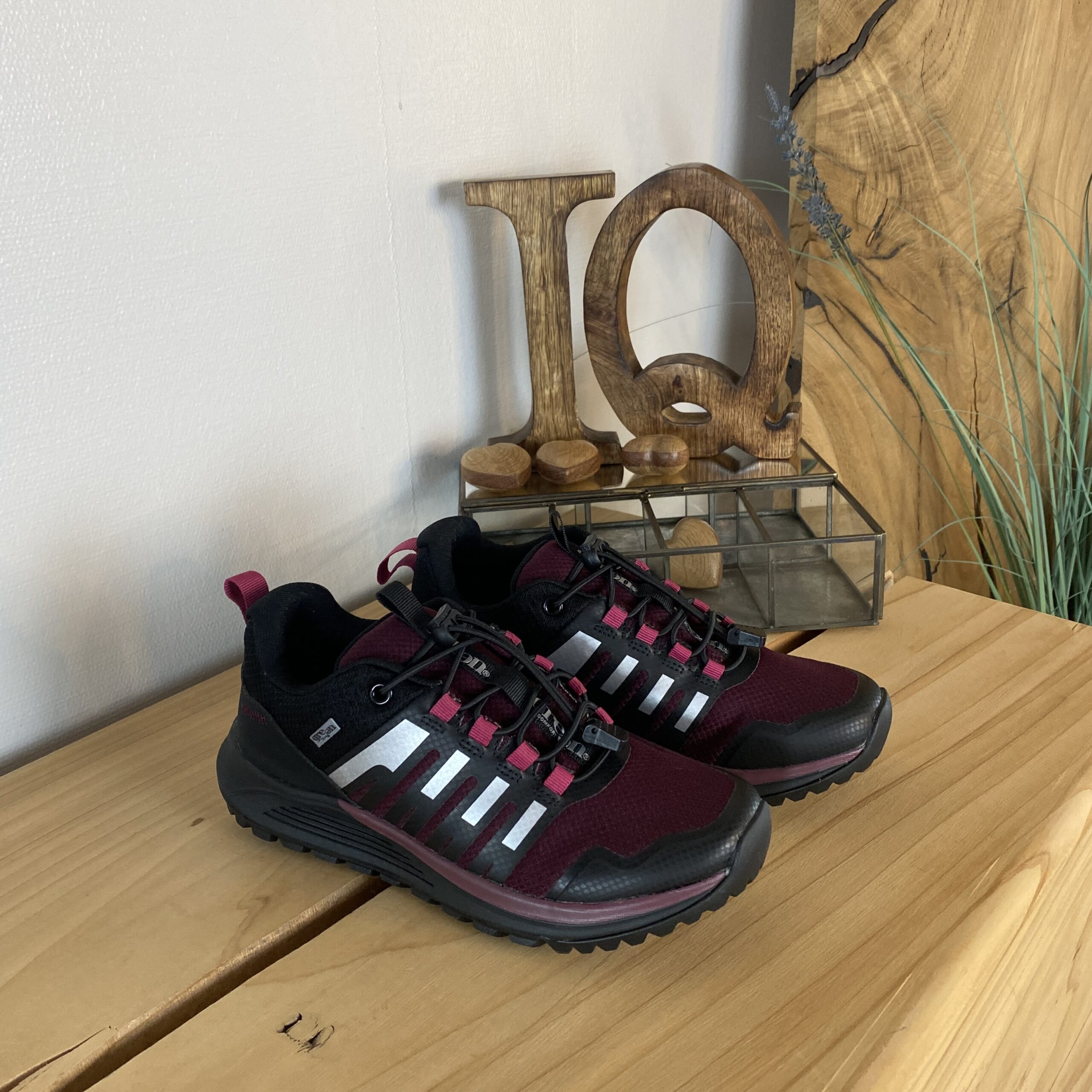 Vattentät damvandringssko i vinröd från Green Comfort