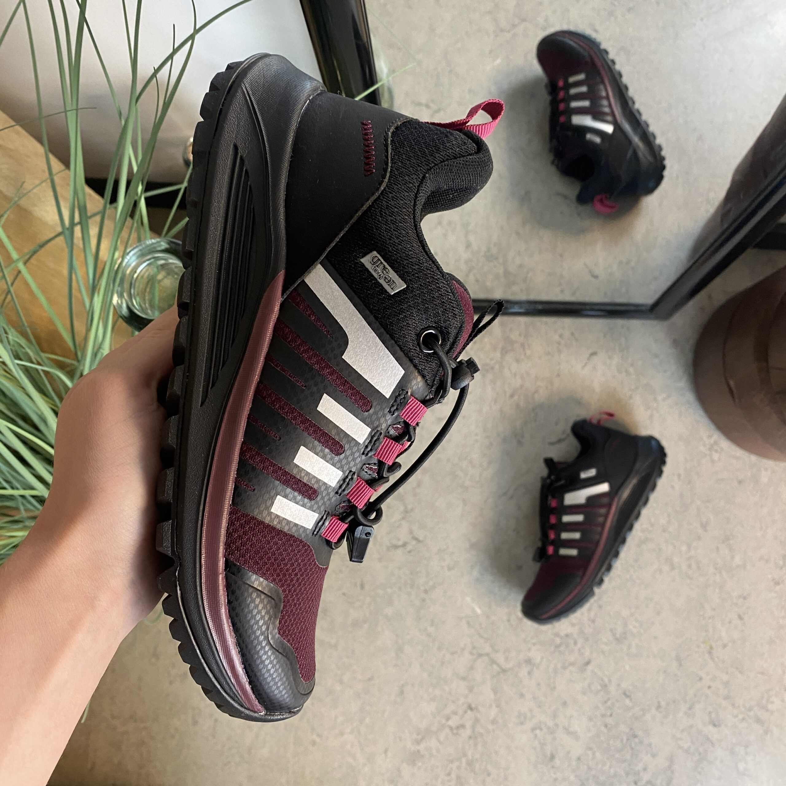 Vattentät damvandringssko i vinröd från Green Comfort