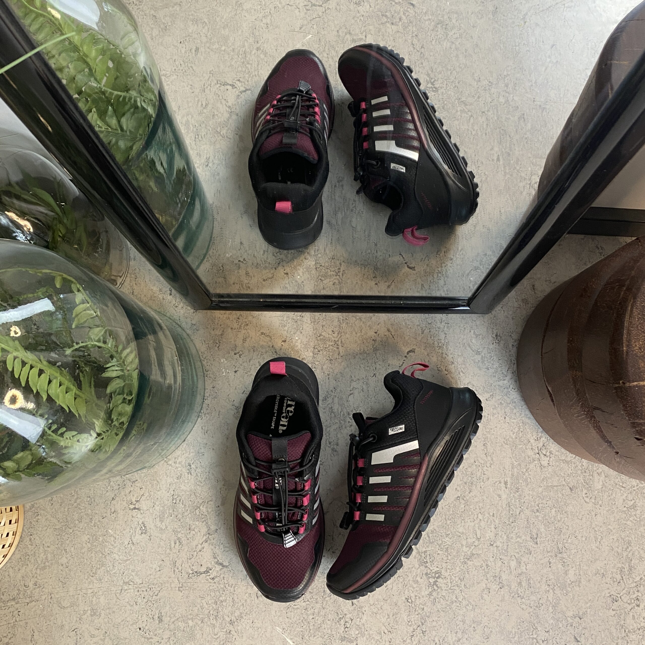 Vattentät damvandringssko i vinröd från Green Comfort