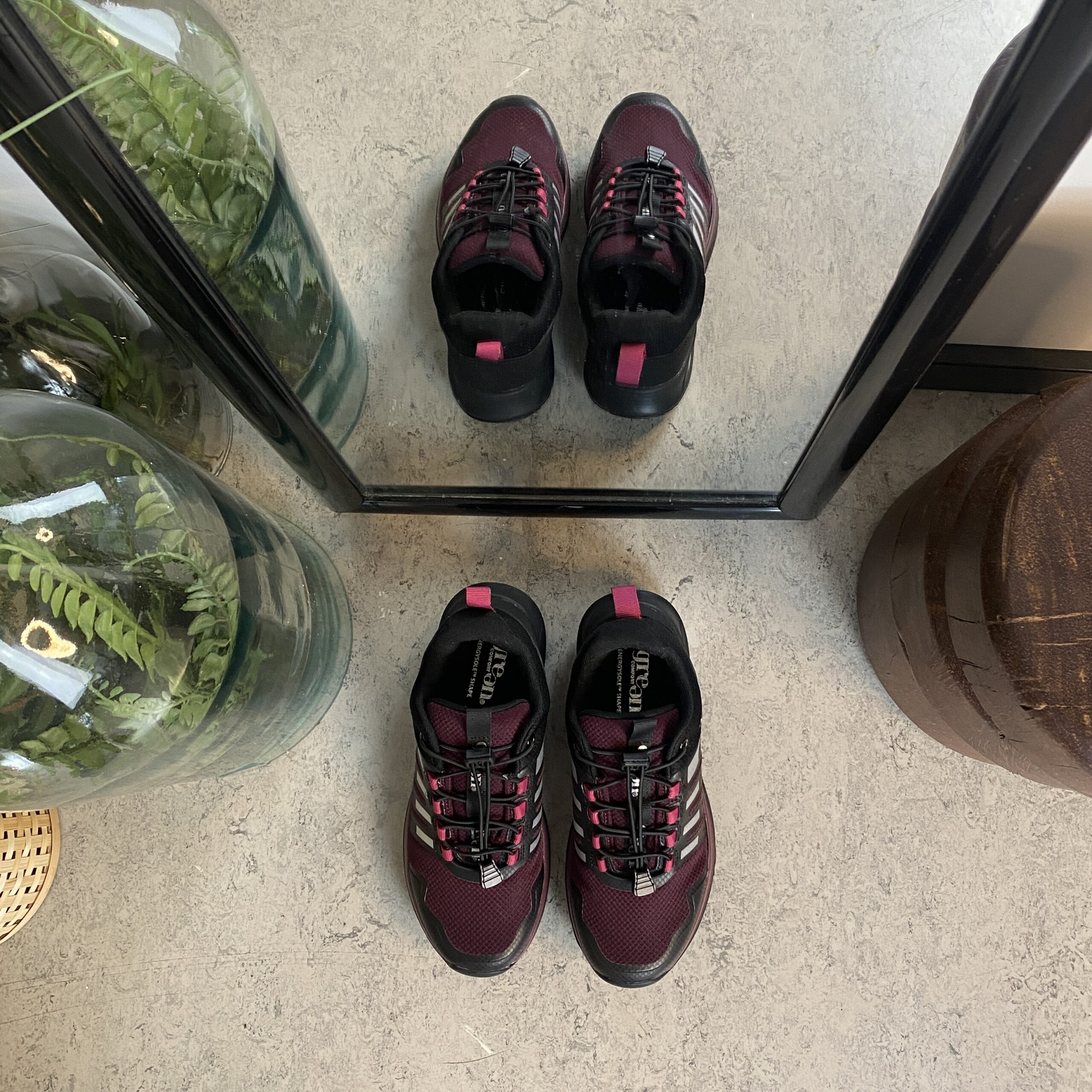 Vattentät damvandringssko i vinröd från Green Comfort