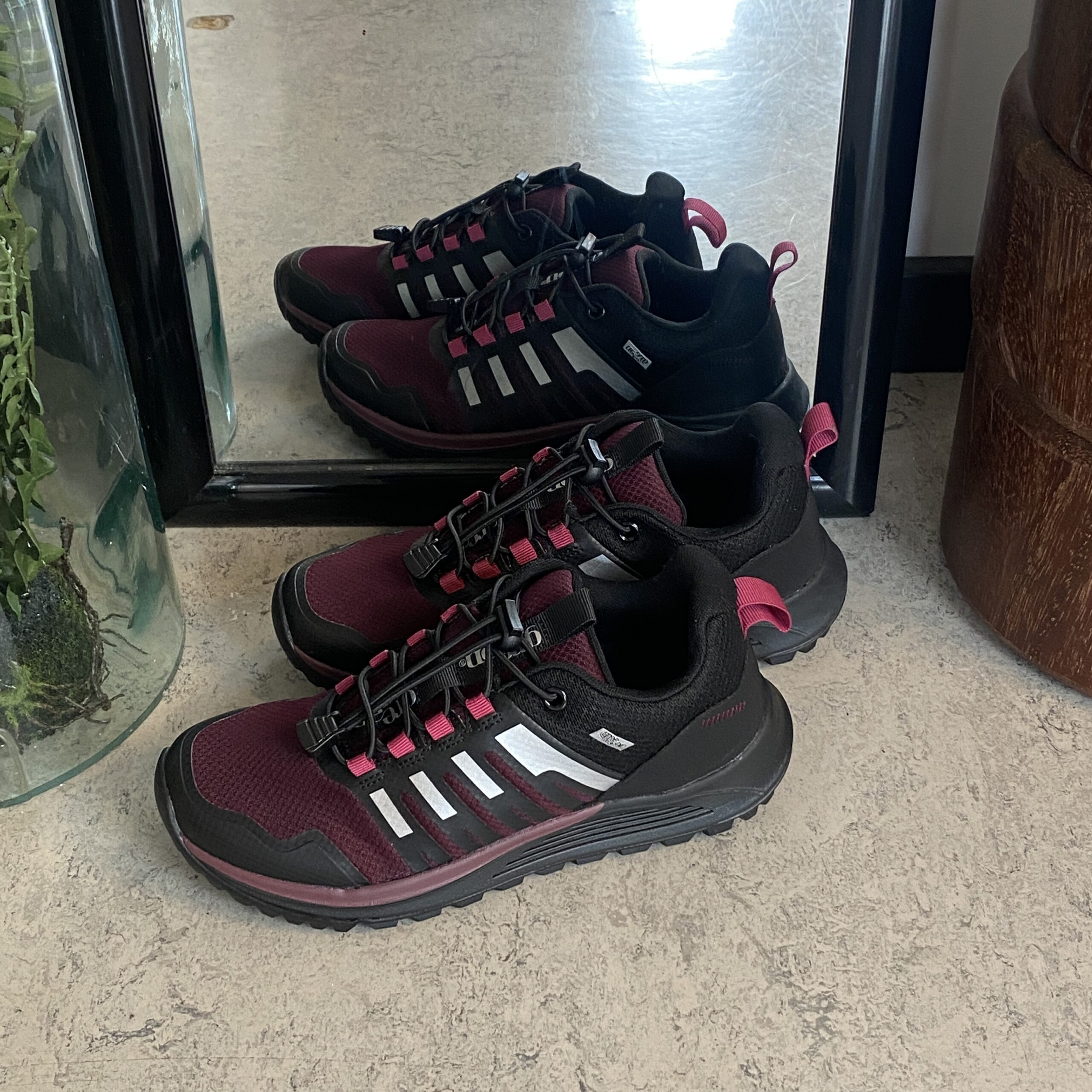 Vattentät damvandringssko i vinröd från Green Comfort