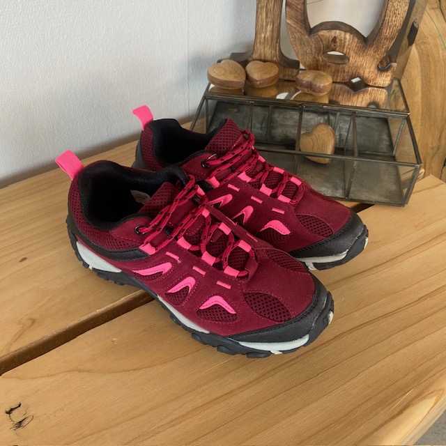 Damskor i bordeauxrosa med TPR-sula och snören – andningsbar och bekväm