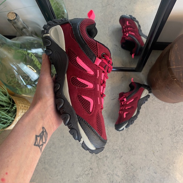 Damskor i bordeauxrosa med TPR-sula och snören – andningsbar och bekväm