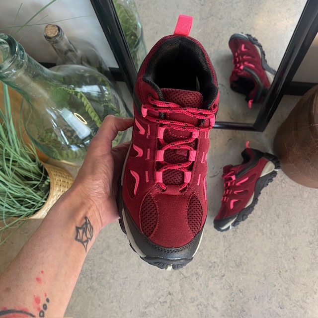 Damskor i bordeauxrosa med TPR-sula och snören – andningsbar och bekväm