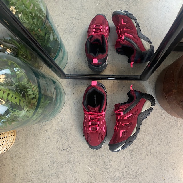 Damskor i bordeauxrosa med TPR-sula och snören – andningsbar och bekväm