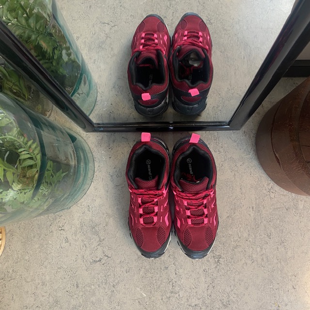 Damskor i bordeauxrosa med TPR-sula och snören – andningsbar och bekväm