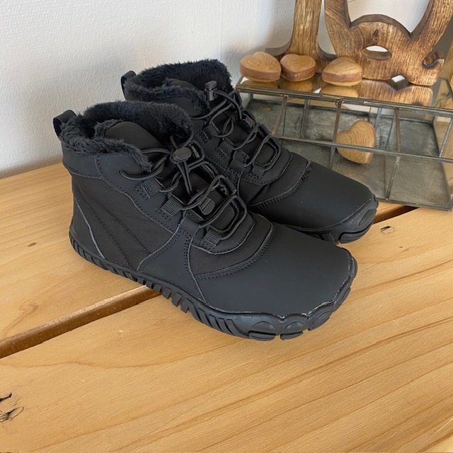 Svart barfotasko med flexibel gummisula, praktisk klämstängning och lätt för