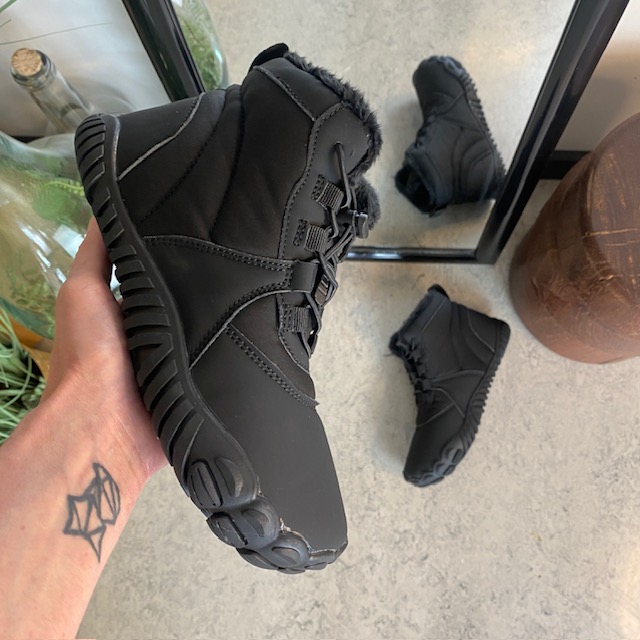 Svart barfotasko med flexibel gummisula, praktisk klämstängning och lätt för