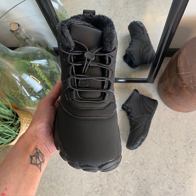 Svart barfotasko med flexibel gummisula, praktisk klämstängning och lätt för