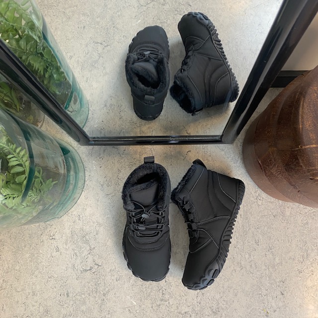 Svart barfotasko med flexibel gummisula, praktisk klämstängning och lätt för