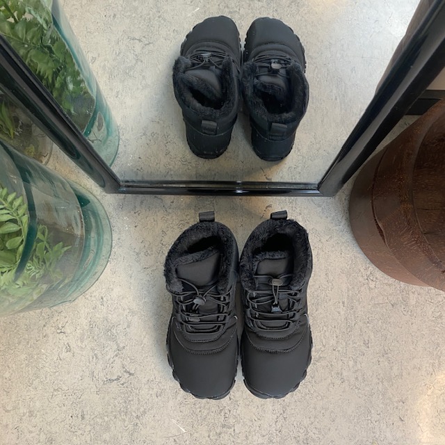 Svart barfotasko med flexibel gummisula, praktisk klämstängning och lätt för