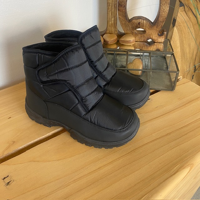 Svart vadderad stövel med kardborreöppning