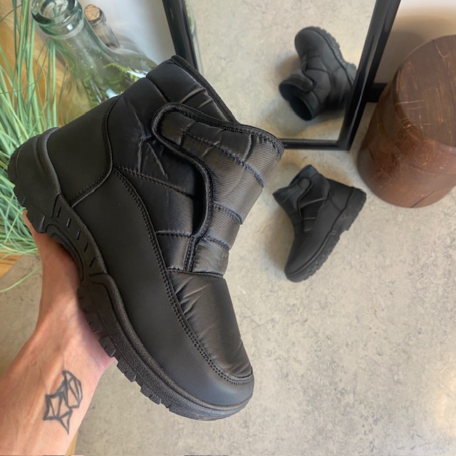 Svart vadderad stövel med kardborreöppning