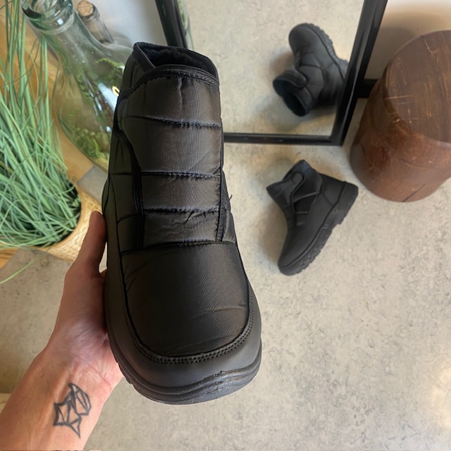 Svart vadderad stövel med kardborreöppning