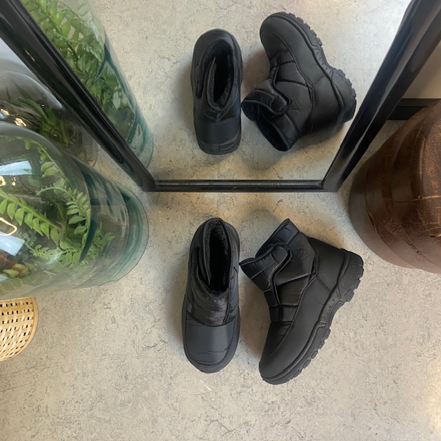 Svart vadderad stövel med kardborreöppning