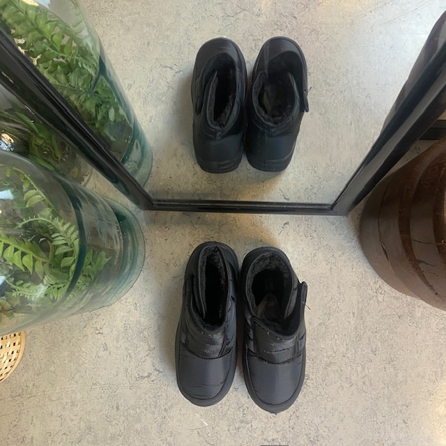 Svart vadderad stövel med kardborreöppning