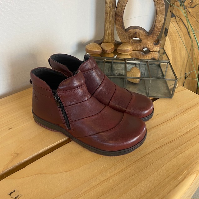 Kort stövel i bordeauxskinn från Green Comfort