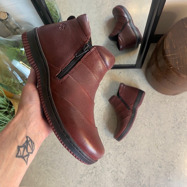 Kort stövel i bordeauxskinn från Green Comfort