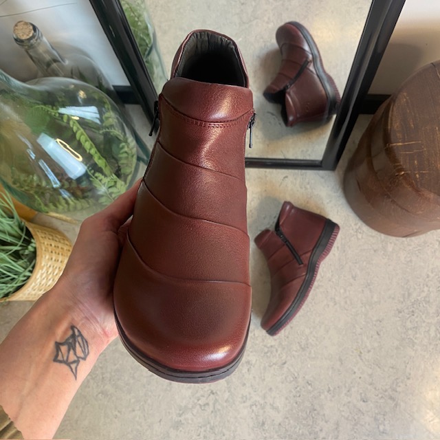 Kort stövel i bordeauxskinn från Green Comfort