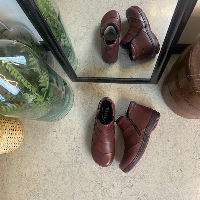 Kort stövel i bordeauxskinn från Green Comfort