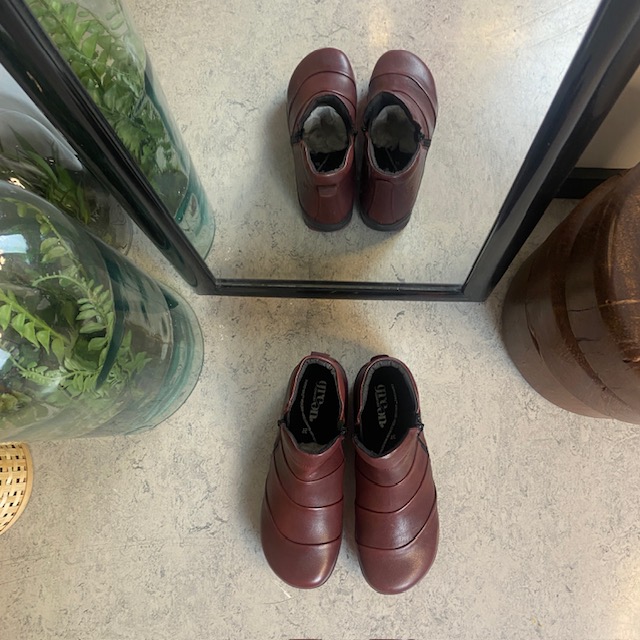 Kort stövel i bordeauxskinn från Green Comfort