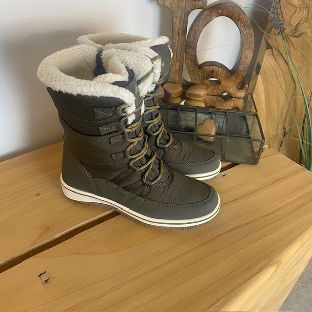 Vattentät Whistler vinterstövel med snörning och dragkedja.