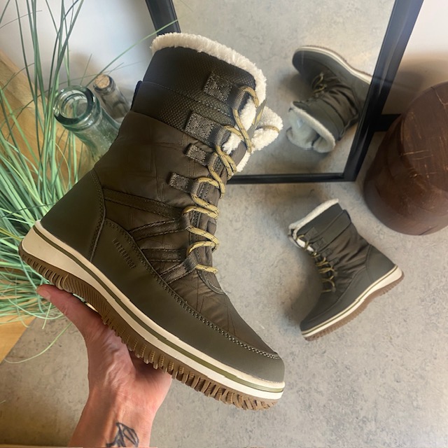 Vattentät Whistler vinterstövel med snörning och dragkedja.